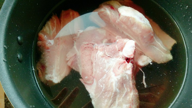 豆角焖面,将<a style='color:red;display:inline-block;' href='/shicai/ 5844'>大骨头</a>清洗干净放入水中。