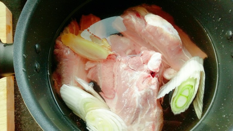 豆角焖面,放入葱姜料酒