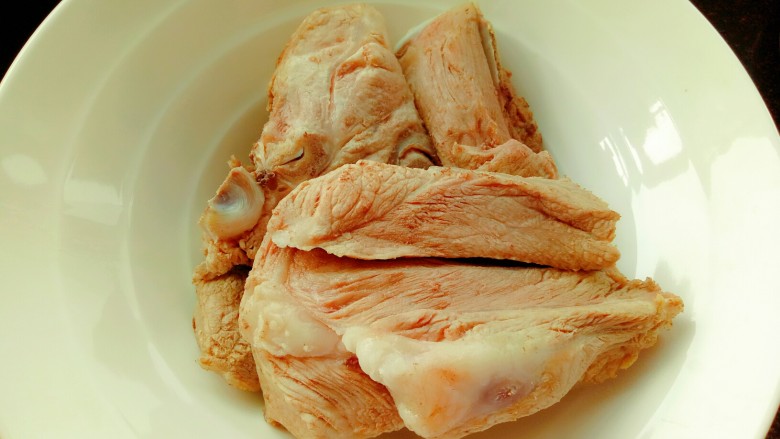 豆角焖面,焯好水后清洗干净，控干水分。