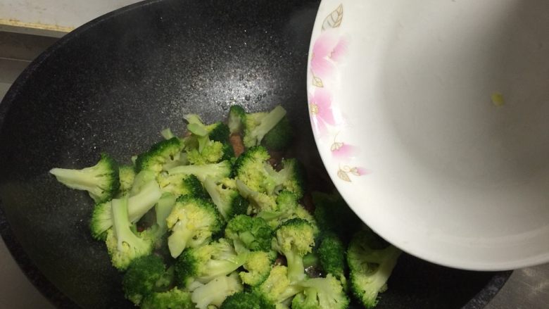 蒜蓉西兰花,将汆烫好的西兰花倒入