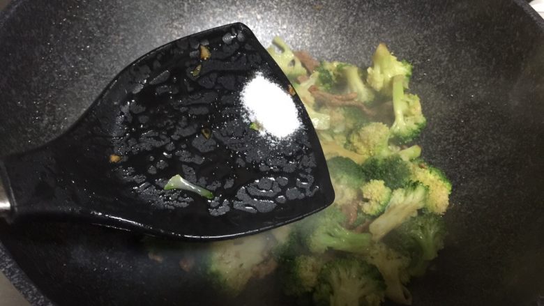 蒜蓉西兰花,加入适量盐