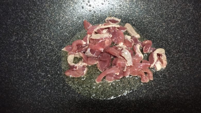 蒜蓉西兰花,锅里加油烧热加入肉丝