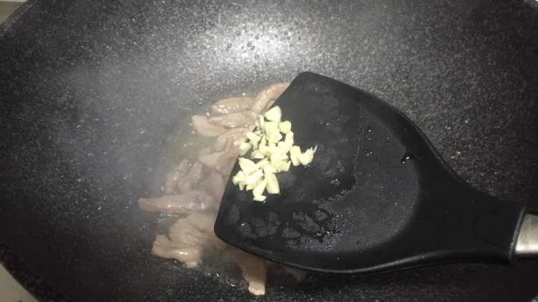蒜蓉西兰花,加入一点蒜爆锅