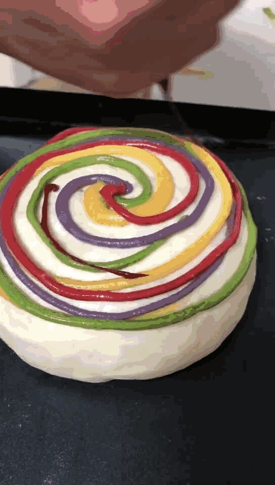 2o18 我要把整片“星空”都给你（星空流沙包/内附配方）

,（面团配方）

高筋粉      100

砂糖           15

酵母             1



烫种            15

盐               1.2

水                35

牛奶            35

黄油              6


制作流程：

面团搅拌至面筋扩展状态。

搅拌后温度26℃，醒发40分钟翻面。

再醒发40分钟，分割。

分割重量200g，常温松弛20分钟整形。

包入流沙馅40g。

最终发酵40分钟，表面挤星空酱装饰。

烘烤温度 上火210℃ /下火 190℃/蒸汽喷放 3秒 /烘烤时间 12分钟。


（流沙馅）

咸蛋黄            90

黄油                   8

炼乳               100

盐                       1

白兰地                2


（星空装饰酱）

黄油                100

糖粉                100

鸡蛋                100

低筋粉              90

果蔬粉              10

（根据需求颜色适量添加）

