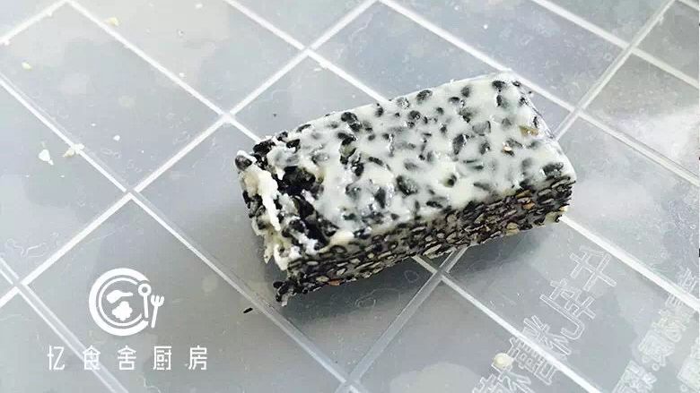 牛轧糖,牛轧糖冷却就会变硬，一定要尽快定型。