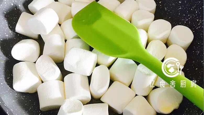 牛轧糖,倒入<a style='color:red;display:inline-block;' href='/shicai/ 6083'>棉花糖</a>继续小火加热，用硅胶铲轻轻搅动按压，使<a style='color:red;display:inline-block;' href='/shicai/ 6083'>棉花糖</a>慢慢融化