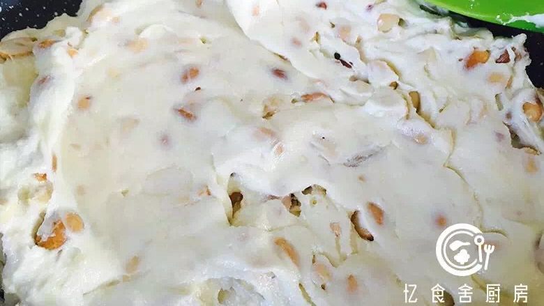 牛轧糖,搅拌均匀后即可关火，切记整个过程小火。