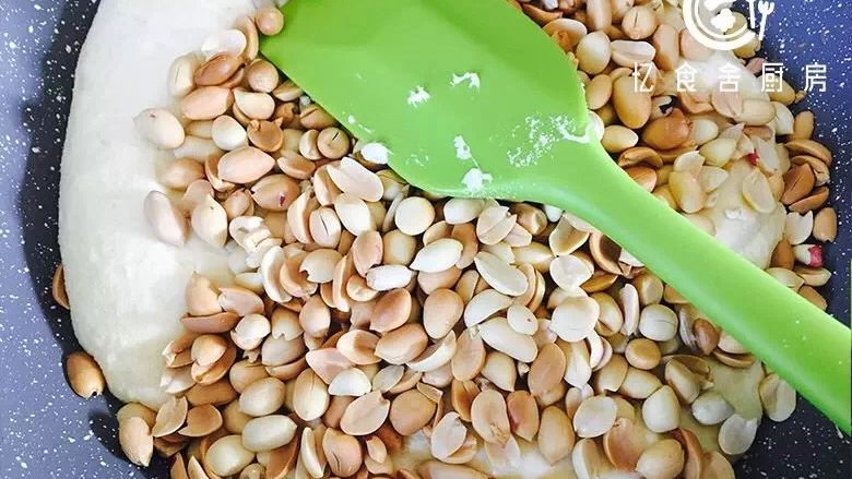 牛轧糖,把花生倒入锅中，继续搅拌均匀