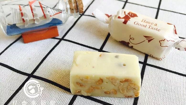 牛轧糖,按压牛轧糖定型时，戴上一次性手套可以更舒适的定型。

