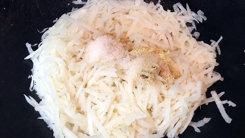 广式腊味萝卜糕,加入调料,翻炒。