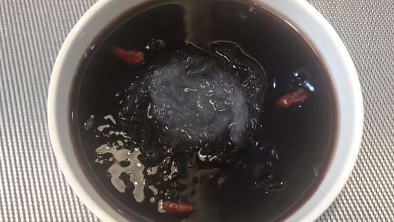 黑米枸杞红枣燕窝粥,1.泡发炖煮<a style='color:red;display:inline-block;' href='/shicai/ 2'>燕窝</a>；
2.<a style='color:red;display:inline-block;' href='/shicai/ 496'>黑米</a><a style='color:red;display:inline-block;' href='/shicai/ 498'>糯米</a>煮粥（我是按照3:1的比例，既粘稠又不干），可加入几枚<a style='color:red;display:inline-block;' href='/shicai/ 2470'>红枣</a>；
3.趁粥的余热加入<a style='color:red;display:inline-block;' href='/shicai/ 2'>燕窝</a>、<a style='color:red;display:inline-block;' href='/shicai/ 673'>枸杞</a>；
4.最后加糖（我用的是冰糖）。