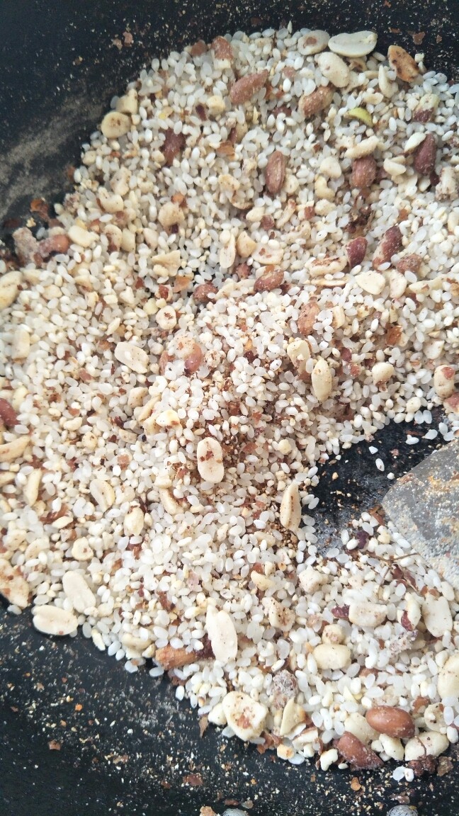 米粉猪肉,大米<a style='color:red;display:inline-block;' href='/shicai/ 664'>花生</a>，炒熟他。打成粉