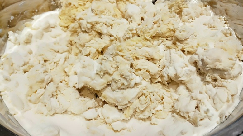 自创老干妈板\多味酥香饼,一边倒水一边搅拌,水适量加入,最后用手合成面团。
