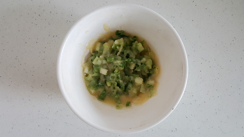 ~私房葱油饼☺,倒入花生油,<a style='color:red;display:inline-block;' href='/shicai/ 3250'>葱</a>花和适量盐,搅拌成油酥。