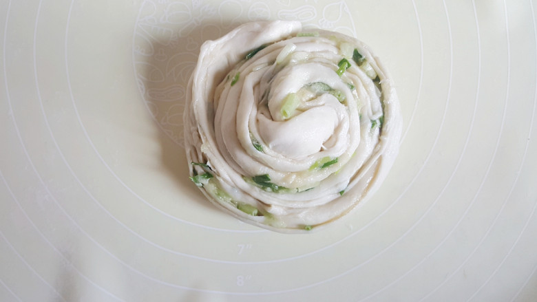 ~私房葱油饼☺,卷起,压扁。