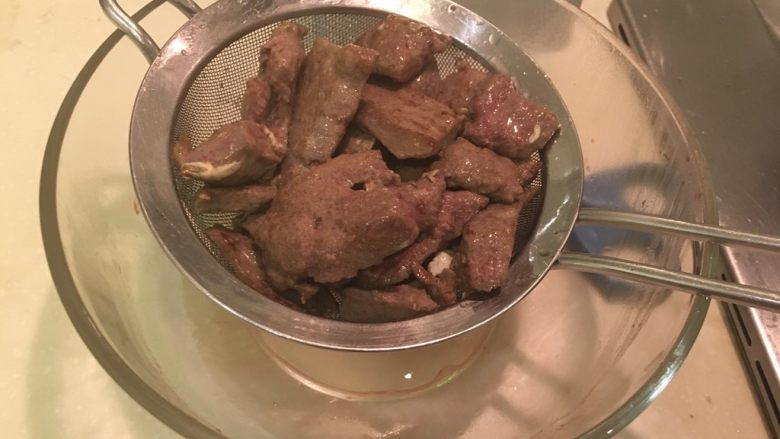 洋葱炒猪肝,捞起,把油沥干