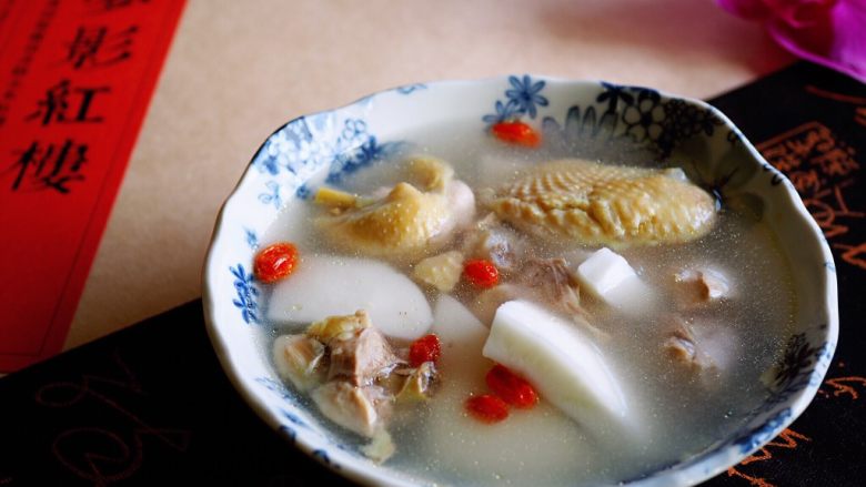 椰子煲鸡汤,一款十分清甜的汤水,椰子的甜,鸡肉的香,实是鸡汤中的上品。