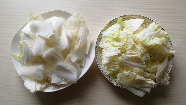蚝油白菜,将白菜片成片,白菜叶和白菜帮分开放