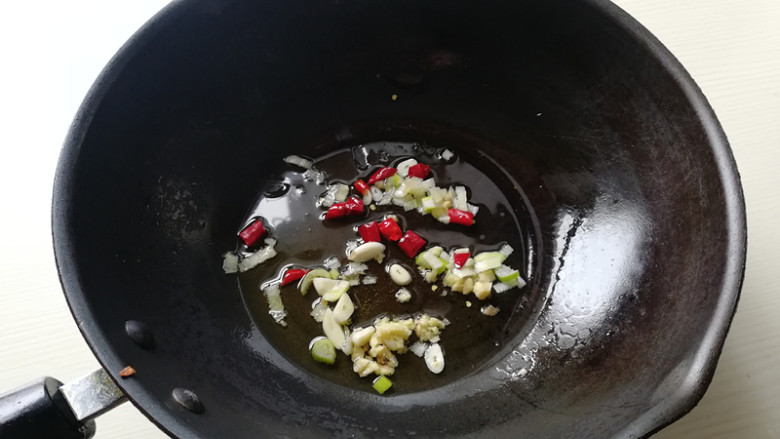 蚝油白菜,锅加油烧热,下入葱姜蒜,干辣椒炒香