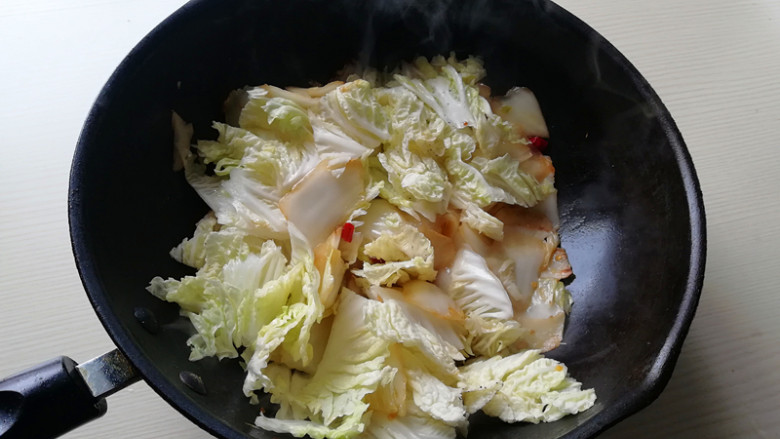 蚝油白菜,下入白菜叶,再淋入少许米醋,快速翻炒均匀