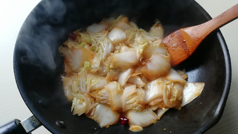 蚝油白菜,将白菜叶翻炒至稍变软,关火