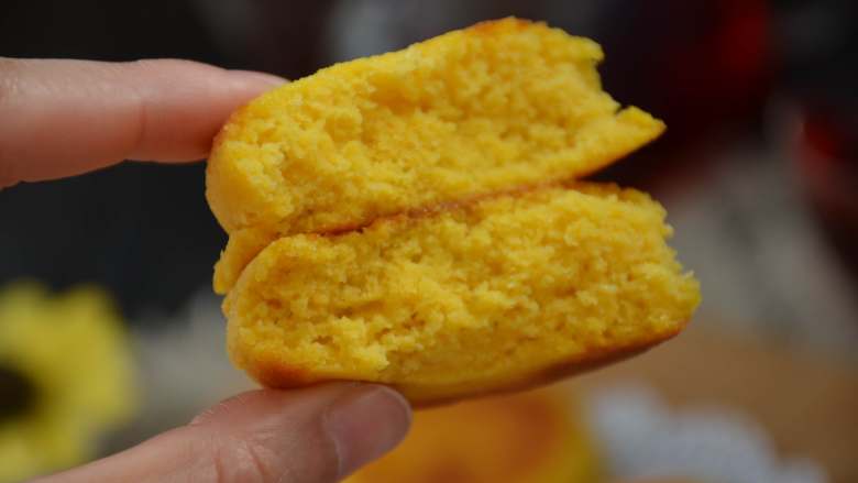 玉米发面饼,掰开看看,外皮酥脆,里面很松软。