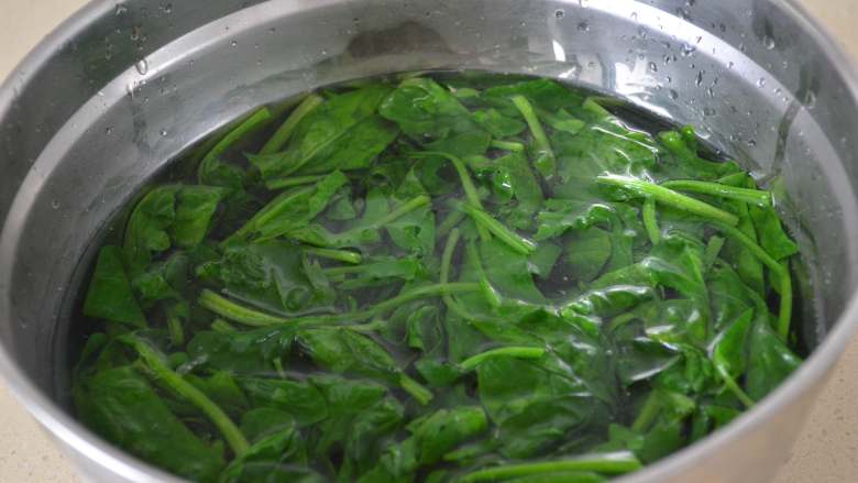 凉拌菠菜,捞出迅速泡凉水中,这样菠菜能保持嫩绿色。