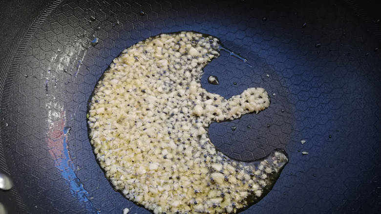 蒜蓉粉丝蒸大虾,锅加油烧热,下入一半的蒜蓉,小火炒香