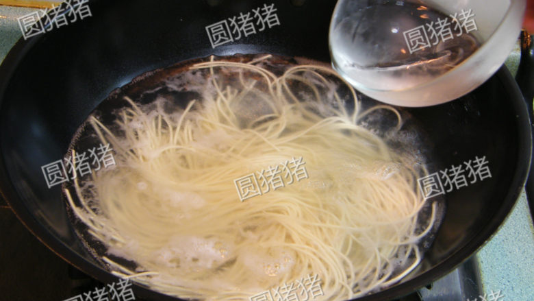 好吃鸡丝凉面——关键在酱料,锅内烧开水,放入<a style='color:red;display:inline-block;' href='/shicai/ 526'>面条</a>煮至水开后,加两次凉水煮至水再次沸腾。