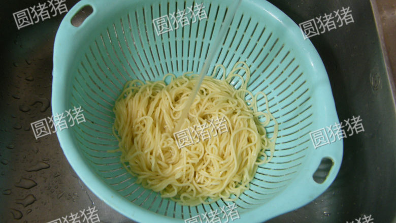 好吃鸡丝凉面——关键在酱料,煮好面条马上捞起用凉水冲几次,散去热气。