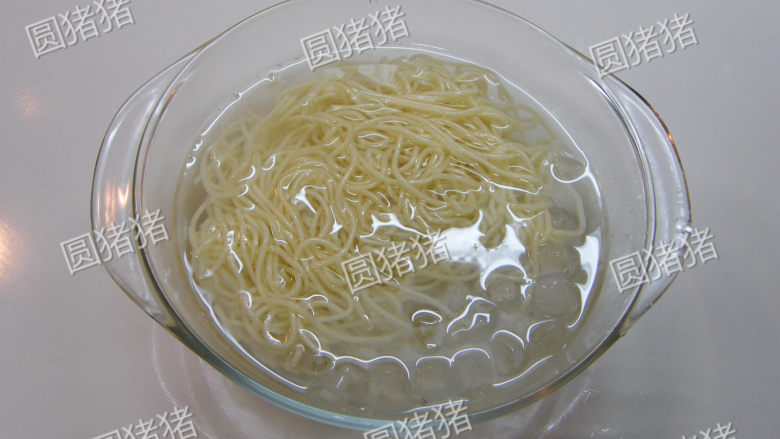 好吃鸡丝凉面——关键在酱料,提前准备好一盆装有冰块的冰水。将面条放入浸2-3分钟,一边用手抓匀,使其冰的均匀。