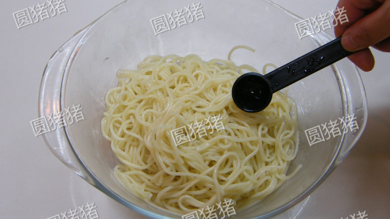 好吃鸡丝凉面——关键在酱料,冰好后的面条取出沥干水份,拌入1茶匙沙拉油,用手抓匀,移入冰箱冷藏。