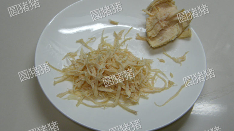 好吃鸡丝凉面——关键在酱料,<a style='color:red;display:inline-block;' href='/shicai/ 101'>鸡胸肉</a>冷水下锅煮至熟,用冷水冲凉后,用手撕成细丝状。