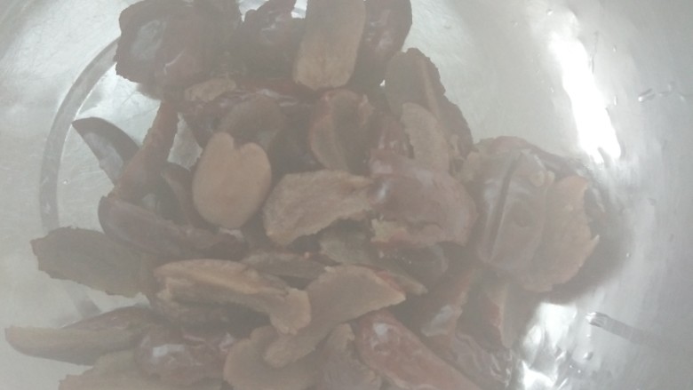 爱心枣糕,大枣煮到软软的就可以了,大概煮十五到二十分钟