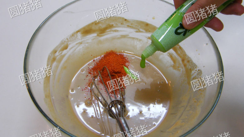 好吃鸡丝凉面——关键在酱料,最后加入香油,辣椒粉,芥辣酱搅拌均匀为鸡面酱。