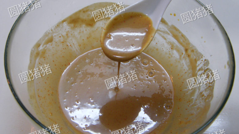 好吃鸡丝凉面——关键在酱料,酱料拌好的样子,喜稠的就少加点水,稀的就多加点水。