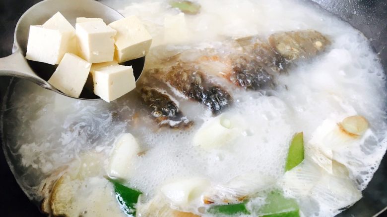 鲫鱼豆腐汤,将豆腐块放入鱼汤锅里,大火炖10分钟左右。