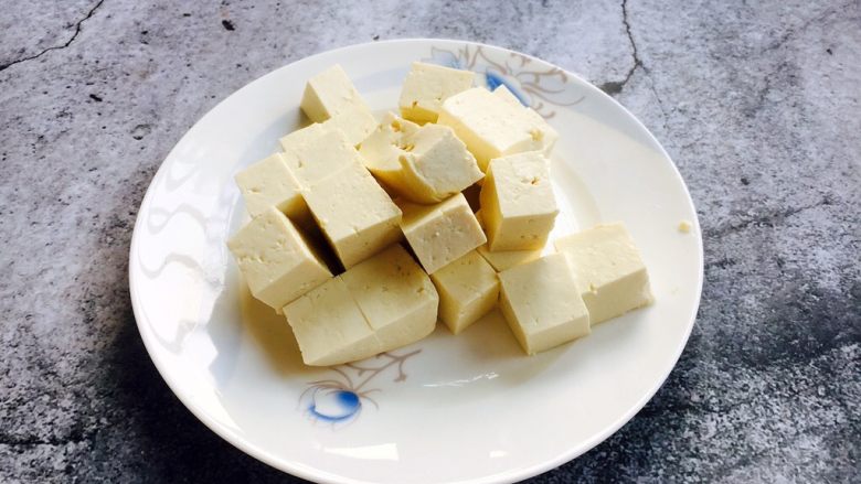 鲫鱼豆腐汤,将豆腐切成小块。