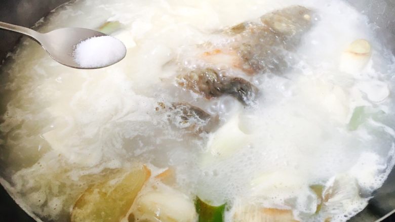 鲫鱼豆腐汤,放入少许的盐调味。