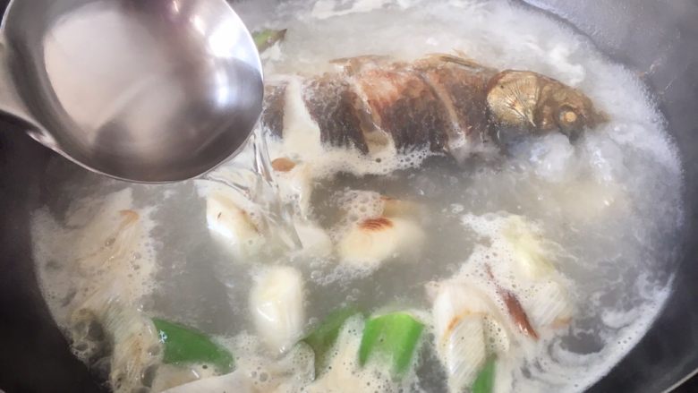 鲫鱼豆腐汤,放入适量的(约1500ml)的开水。