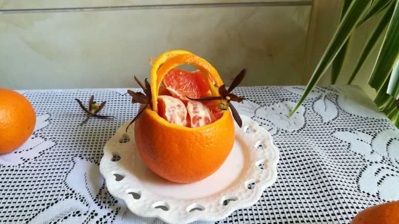 血橙花蓝,插上现摘下的墨兰,给插上,美吗?