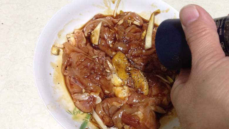黑胡椒烤鸡腿,
转动现磨黑胡椒碎的瓶子,磨出粗粒