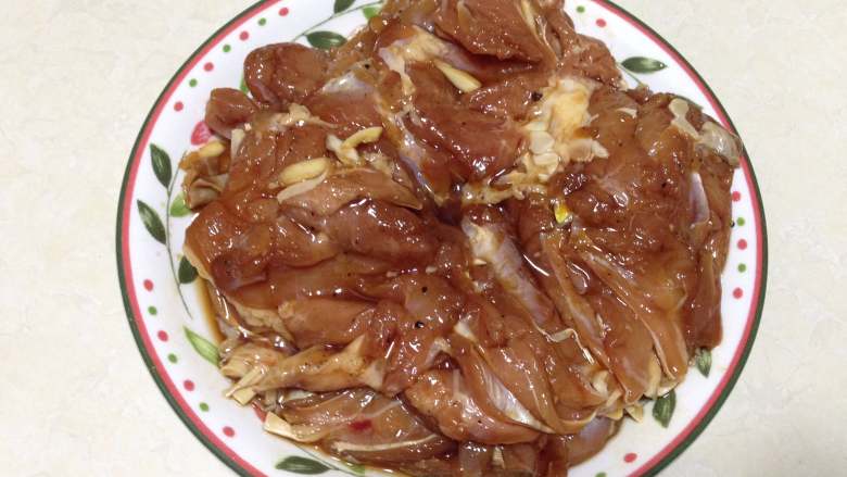 黑胡椒烤鸡腿,制作前取出,捡出葱、姜、蒜不要