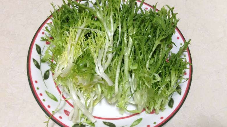 黑胡椒烤鸡腿,
在烤肉期间,我们来制作一道简单的油醋沙拉来解解腻:<a style='color:red;display:inline-block;' href='/shicai/ 3320'>苦菊</a>洗净