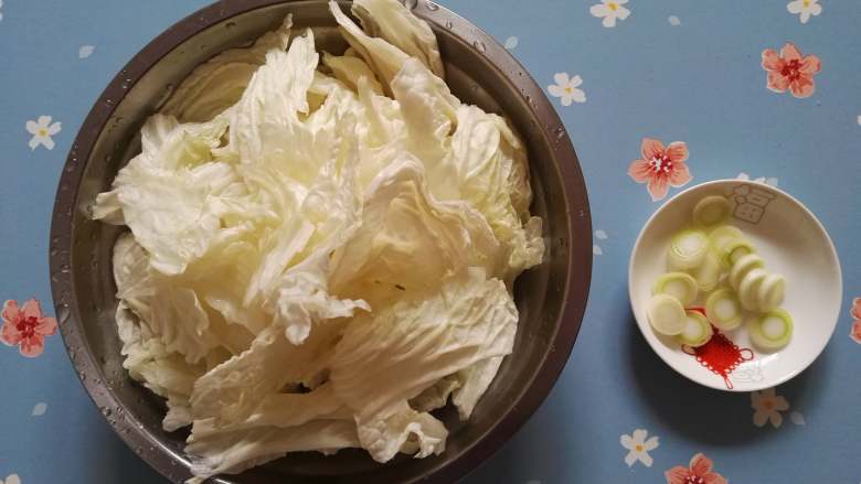 爽口的蒜泥蚝汁白菜,白菜叶用手撕成大点的块状,葱切片。