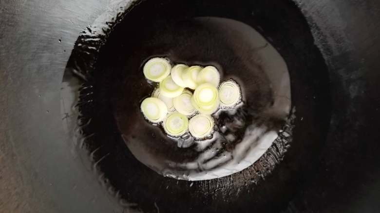爽口的蒜泥蚝汁白菜,锅中倒入食用油,加入葱,炒香。