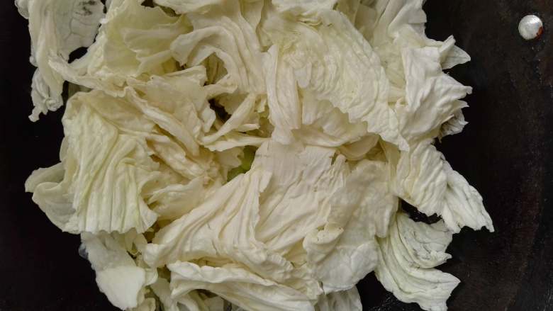 爽口的蒜泥蚝汁白菜,将白菜倒入,中火慢慢煸炒,这一步不要着急,让白菜在慢慢地煸炒中失去水分。