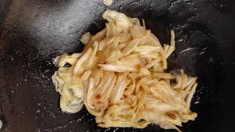 爽口的蒜泥蚝汁白菜,视白菜的咸淡,添加适量的盐,加入<a style='color:red;display:inline-block;' href='/shicai/ 756'>鸡精</a>,炒匀出锅装盘。
