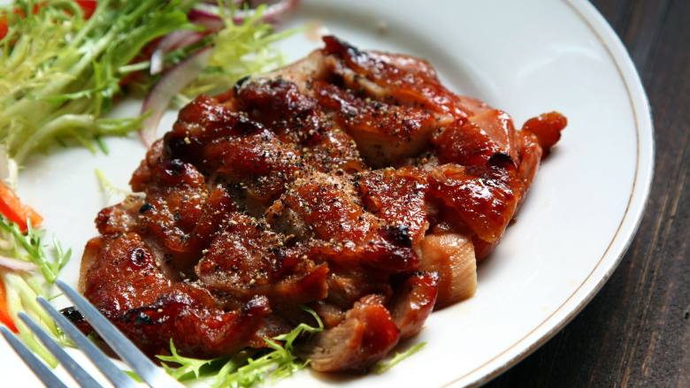 黑胡椒烤鸡腿,烤好后取出,切块表面现磨出细粒胡椒碎,搭配沙拉即可食用