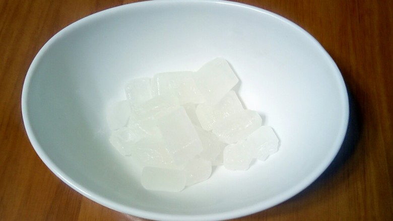 牛奶玉米汁,准备适量<a style='color:red;display:inline-block;' href='/shicai/ 866'>冰糖</a>,也可以放白糖